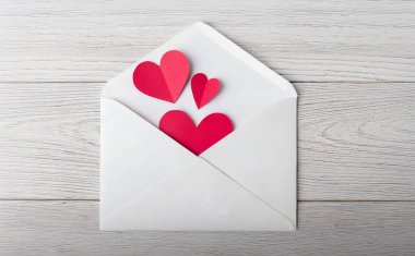 İçinde Kırmızı Kalpler olan Beyaz Zarf Ahşap Arkaplan Temsilcisi Aşk Mektubu