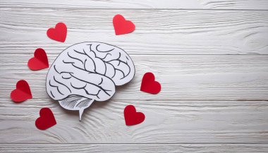 Tahta Arkaplanda Kırmızı Kalpler Çevrilmiş Beyaz Beyin