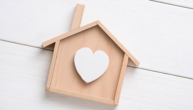 Beyaz Kalpli Ahşap Ev Çerçevesi Beyaz Arkaplanda Sevgi ve Rahatlığı Sembolize ediyor