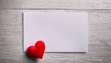 Romantik Mesaj İçin Kırsal Ahşap Arkaplanda Kırmızı Kalpli Boş Beyaz Kart