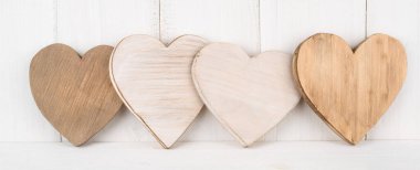 Beyaz Kırsal Arkaplanda Çeşitli Gölgelerde Tahta Kalpler