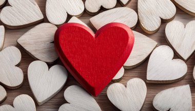 Tahta Arkaplanda Beyaz Kalpler Arasındaki Kırmızı Tahta Kalp