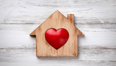 Kırsal Ahşap Ev, Kırmızı Kalp Beyaz Ahşap Arkaplanda