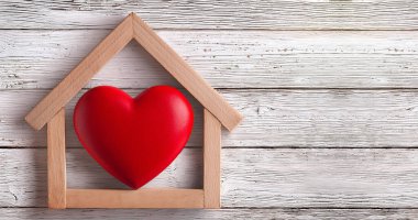 Kırsal Beyaz Ahşap Arkaplanda Kırmızı Yürekli Ahşap Ev Çerçevesi