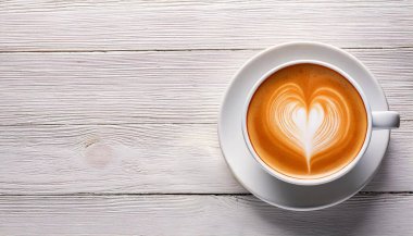 Beyaz Ahşap Arkaplanda Kahve Kupasında Kalp Şeklinde Latte Sanatı