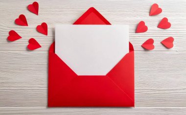 Kalp Kesikli Kırmızı Zarf ve Beyaz Tahta Arkaplanda Boş Kart