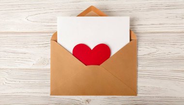 Sevgililer Günü için Kırmızı Kalp ve Beyaz Kart ile Açık Kahverengi Zarf