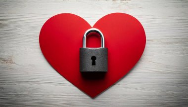 Asma Kilitli Kırmızı Kalp Tahta Arkaplanda Aşkı ve Güvenliği Sembolize Ediyor