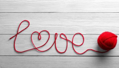 Beyaz Ahşap Arkaplanda Aşk Sözcüğü Yazılıyor