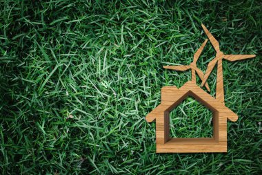 Yenilenebilir Enerji Evi: Otlakta Rüzgâr Türbinleri Olan Ahşap Ev Sürdürülebilir Yaşam Temsilcisi