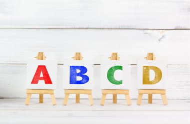 ABCD Renkli Alfabe Harfleri Eğitim ve Öğrenim İçin Ahşap Easellerde Gösterildi