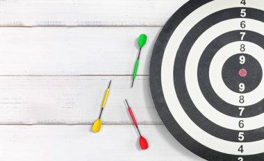 Beyaz Tahta Arkaplanda Üç Kayıp Dartboard Meydan Okuma ve Hedefleri Sembolize Ediyor