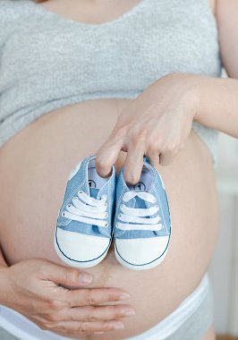 Hassas Hamilelik Anı: Bebek Ayakkabıları Anne 'nin Karnında Dinleniyor