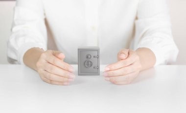 Küçük Gri Kasayı koruyan Eller Güvenlik, Kasa Erişim ve Veri Korumayı Temsil Ediyor