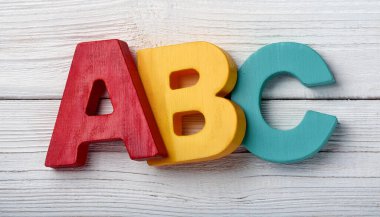 Erken Öğrenme Konsepti İçin Kırsal Beyaz Ahşap Arkaplan Düzenlenmiş Renkli Ahşap Harfler