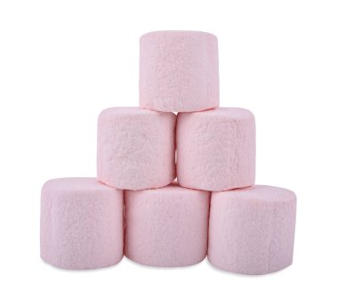 Beyaz arkaplanda izole edilmiş marşmelov yığını.