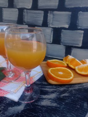 Taze sıkılmış portakal suyu.