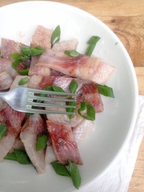 Yeşil soğanlı ringa balığı.