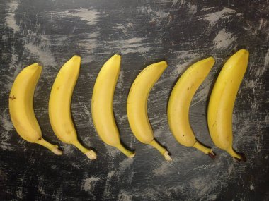 Buzdolabında muz var.