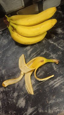 Buzdolabında muz var.