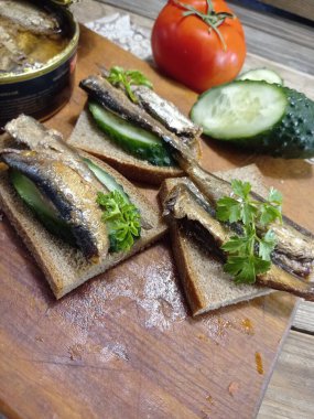 Hindili sandviç ve taze salatalık.