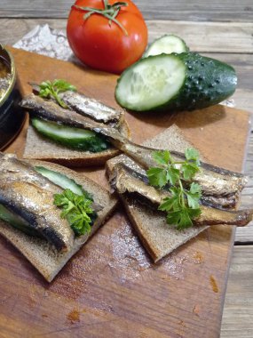 Hindili sandviç ve taze salatalık.