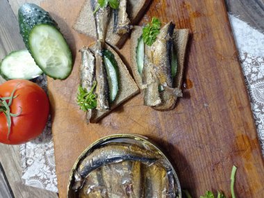 Hindili sandviç ve taze salatalık.