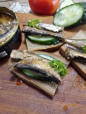 Hindili sandviç ve taze salatalık.