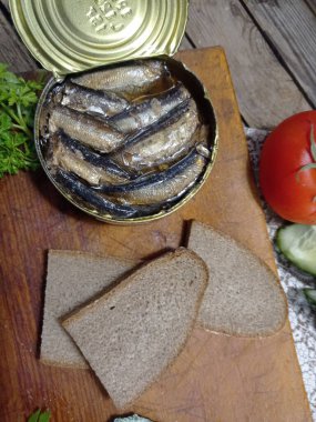 Hindili sandviç ve taze salatalık.