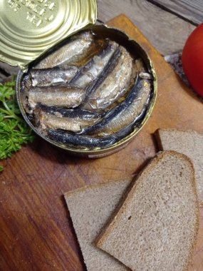 Hindili sandviç ve taze salatalık.