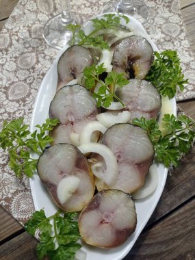 Füme uskumru fileto, soğan ve maydanozlu.