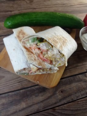 Kesme tahtasında shawarma kes, yakın plan. 