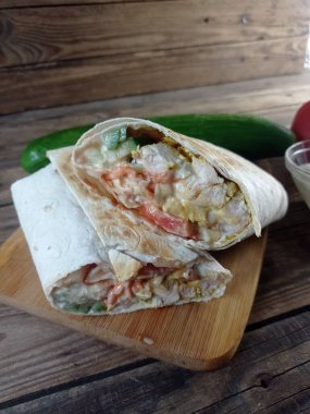 Kesme tahtasında shawarma kes, yakın plan. 