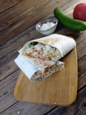 Kesme tahtasında shawarma kes, yakın plan. 