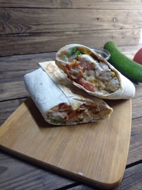 Kesme tahtasında shawarma kes, yakın plan. 