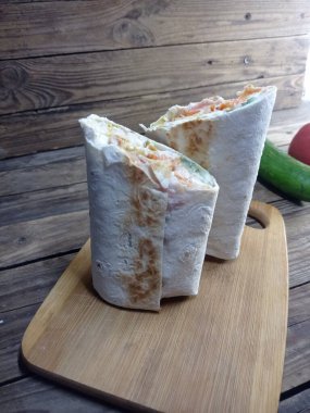 Kesme tahtasında shawarma kes, yakın plan. 