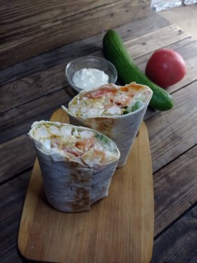 Kesme tahtasında shawarma kes, yakın plan. 