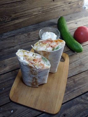 Kesme tahtasında shawarma kes, yakın plan. 