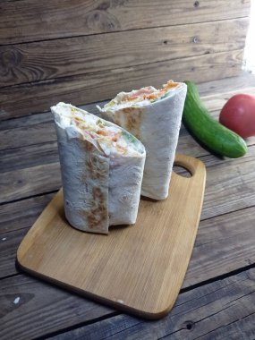 Kesme tahtasında shawarma kes, yakın plan. 