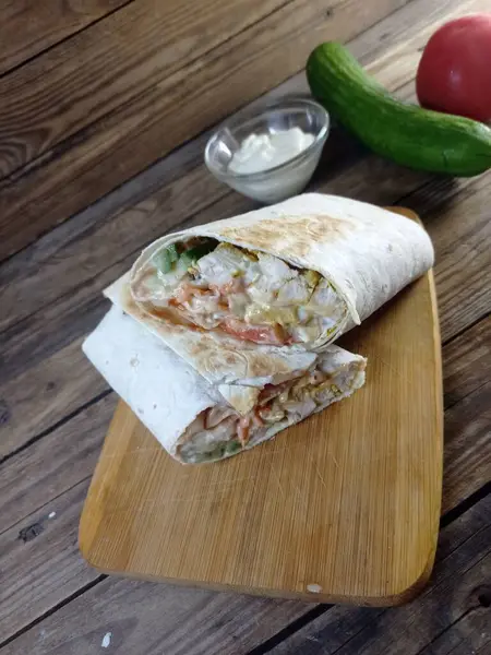 Kesme tahtasında shawarma kes, yakın plan. 