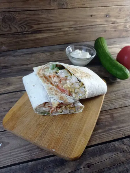 Kesme tahtasında shawarma kes, yakın plan. 
