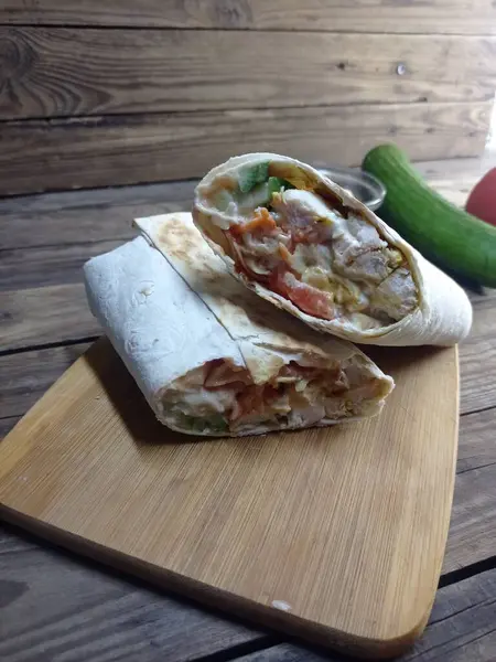 Kesme tahtasında shawarma kes, yakın plan. 