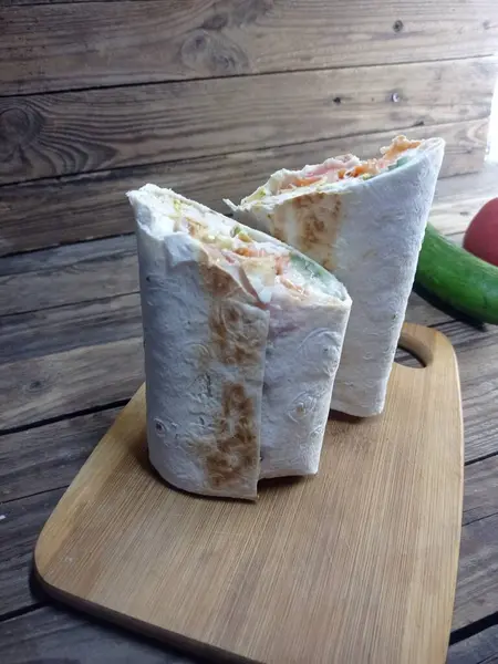 Kesme tahtasında shawarma kes, yakın plan. 