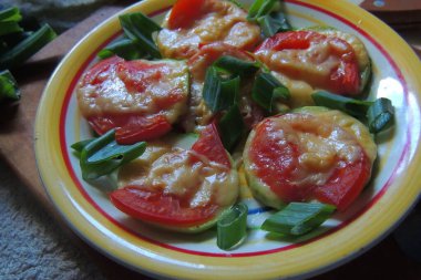 sebze et, domates, peynir ve beyaz tabakta yeşillikleri ile doldurulmuş kemik iliği destekli