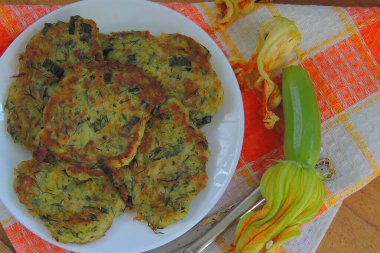 Kabaklı börek, vejetaryen kabaklı gözleme, taze otlar ve ekşi kremayla servis ediliyor..