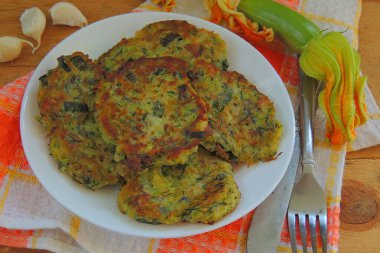 Kabaklı börek, vejetaryen kabaklı gözleme, taze otlar ve ekşi kremayla servis ediliyor..