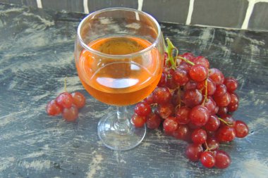 Ev yapımı gül şarabı ve üzüm.