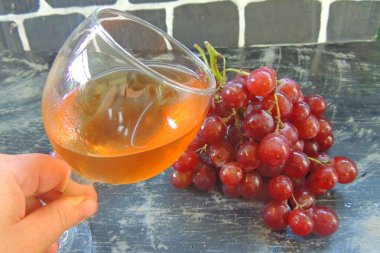 Ev yapımı gül şarabı ve üzüm.