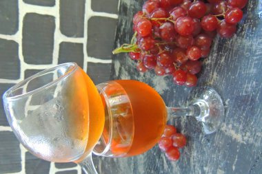 Bardakta kırmızı şarap.