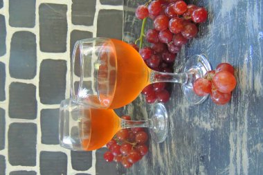 Kırmızı şarap ve üzüm.